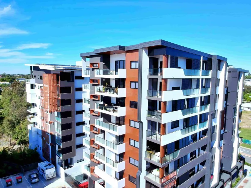 Kittyhawk Dr, facade detail